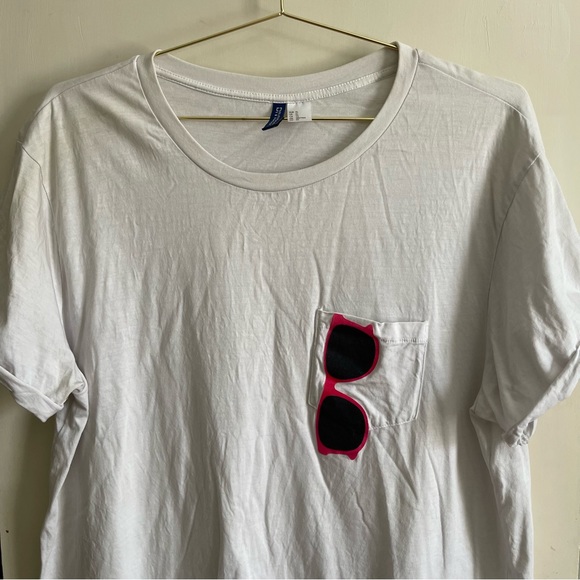 Sunglasses Pocket T-Shirt with Rolled Sleeves - Picture 1 of 7